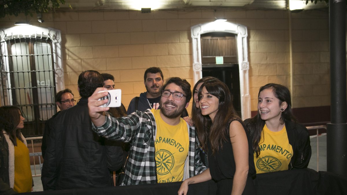 Macarena García ayer a su llegada al Cervantes fotografiándose con seguidores de La llamada.