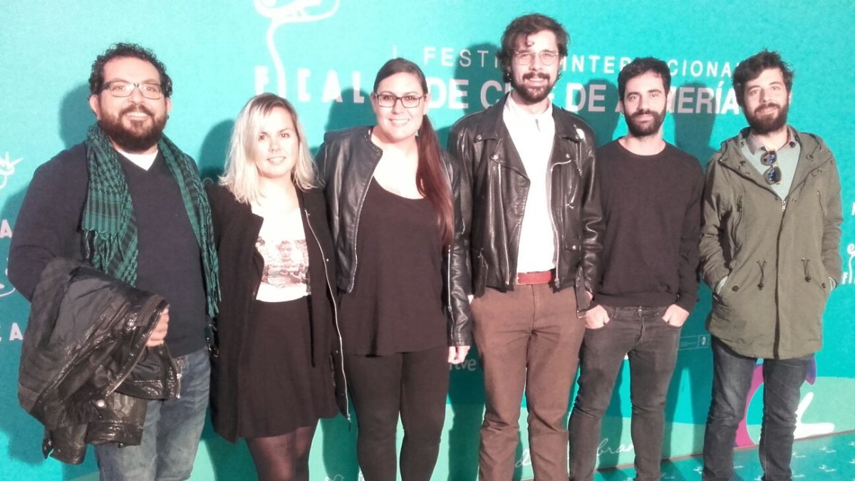 Irene Garcés (en el centro), con parte del equipo técnico de su cortometraje Hubo un lugar, a concurso ayer en la última jornada del certamen.