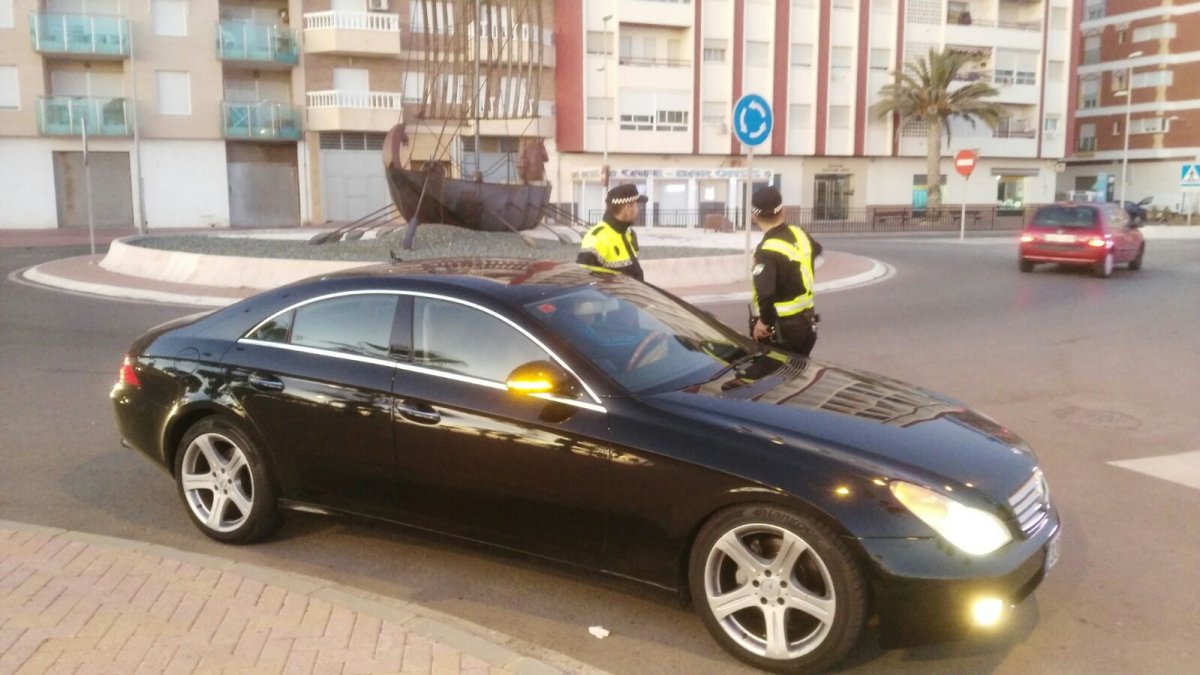 Agentes de la Policía Local informando a un conductor