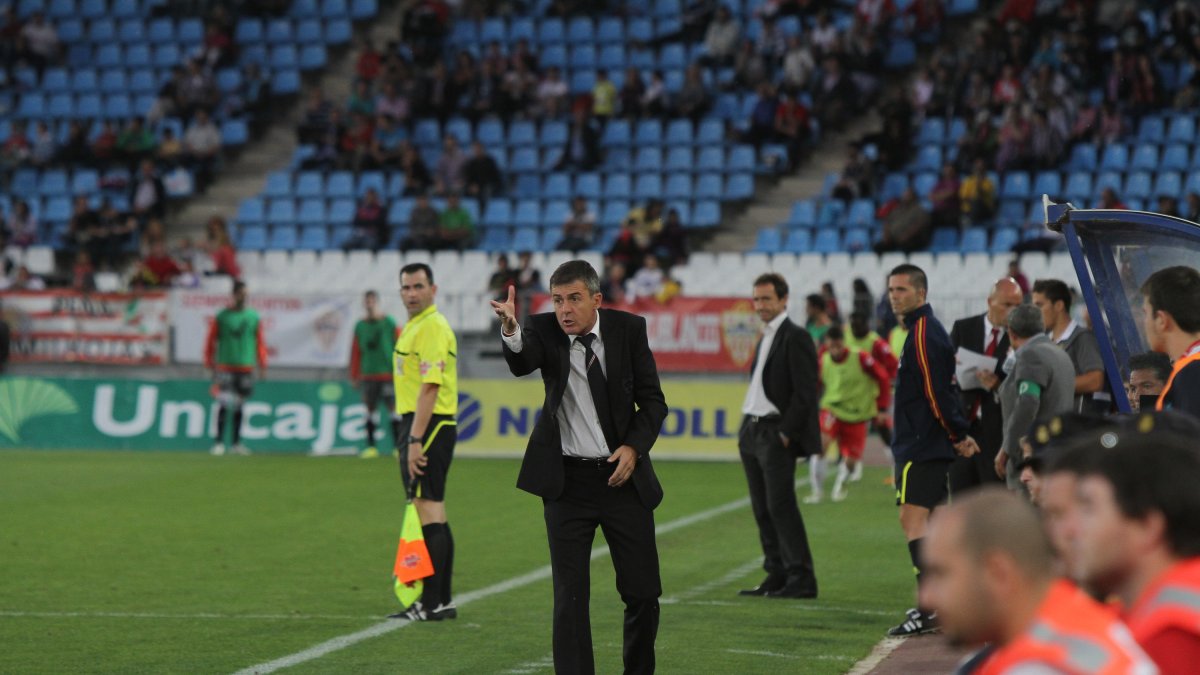 Alcaraz dirigiendo al Almería.