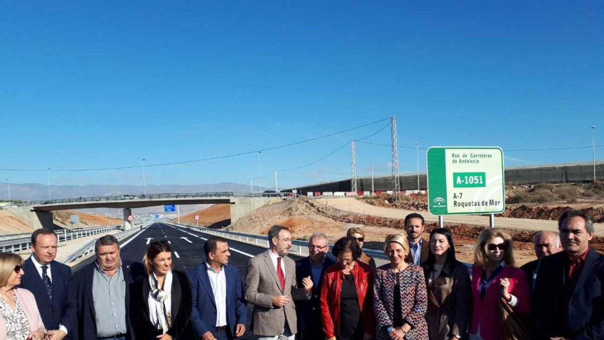 Foto en familia de los asistentes a la apertura total de la variante de Roquetas.