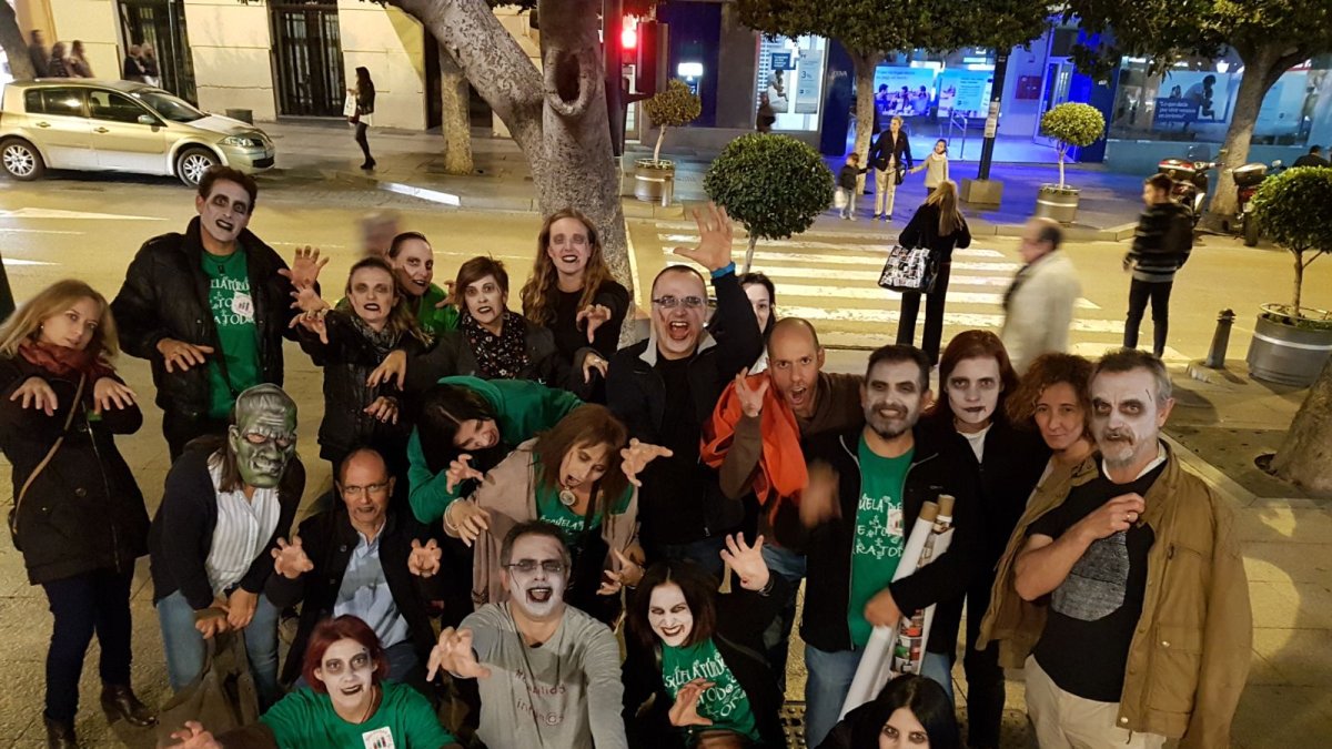 Profesores caracterizados a lo Walking Dead en el centro de Almería