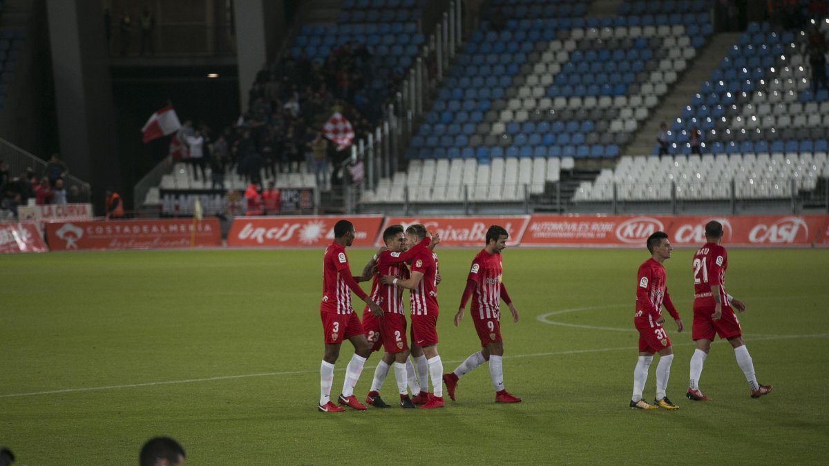 Los jugadores del Almería celebrando un gol.