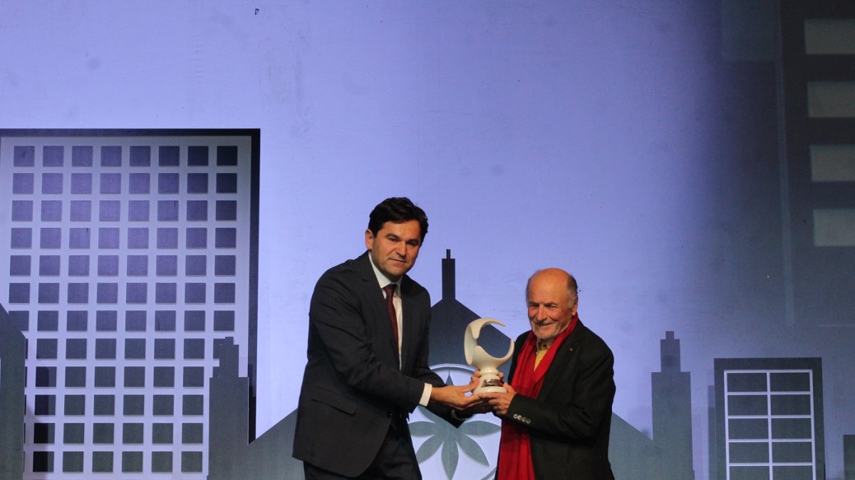 El presidente de AEMA entrega el galardón al pintor Antonio López.