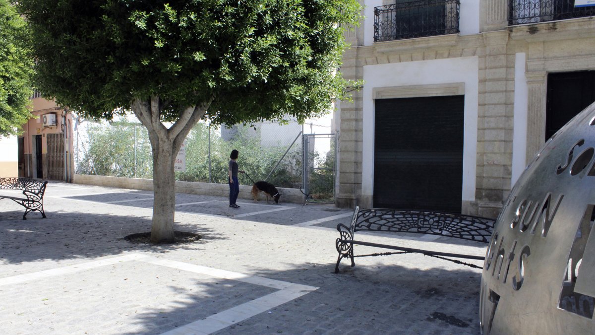 la céntrica  Plaza de Careaga es uno de los espacios más castigados por los orines y los excrementos  de los perros.