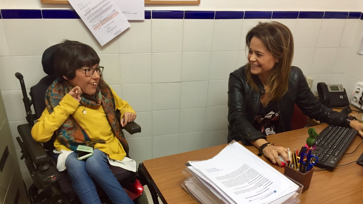 María Sánchez López-Gay, en su despacho, con la psicóloga Nerea Martín, su jefa en el área de Orientación Educativa de la Compañía de María.