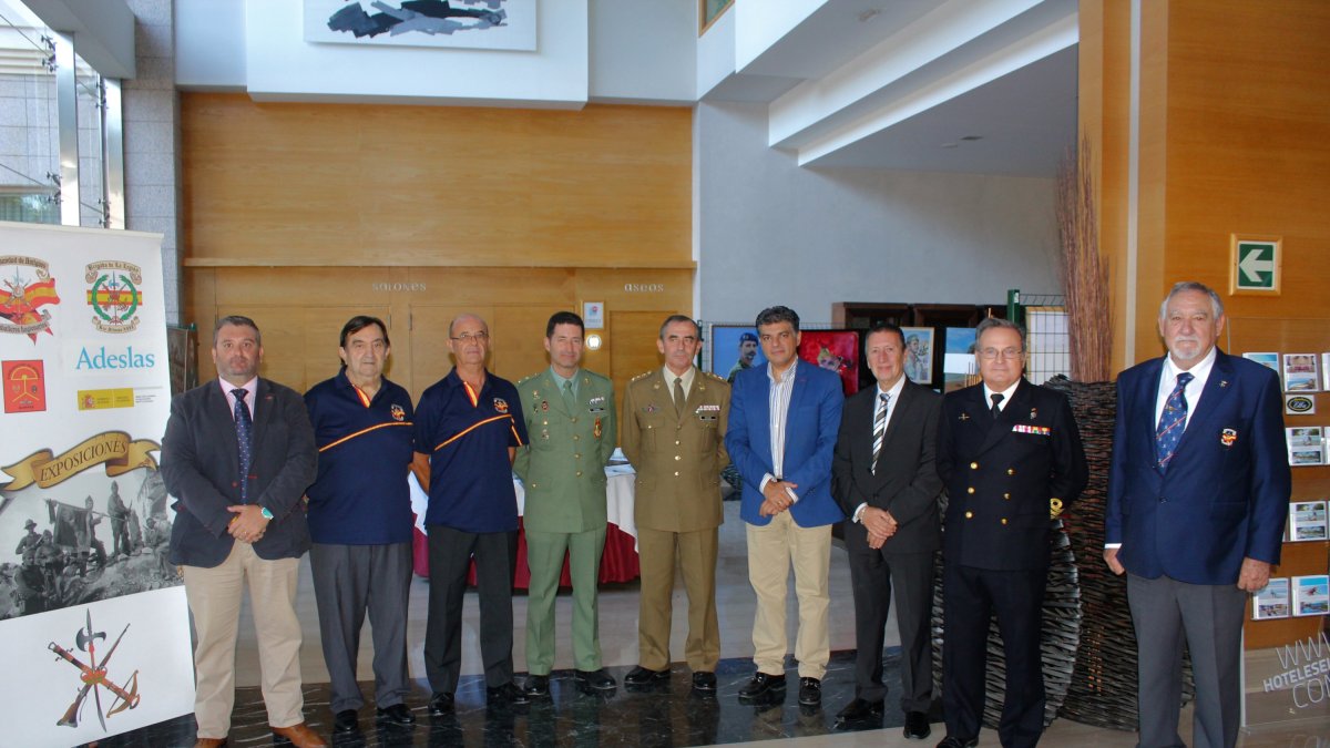 El concejal de Cs, Miguel Cazorla; con el coronel Soriano, subdelegado de Defensa; Tte. coronel Manuel Navarro, jefe de la VIII Bandera de La Legión