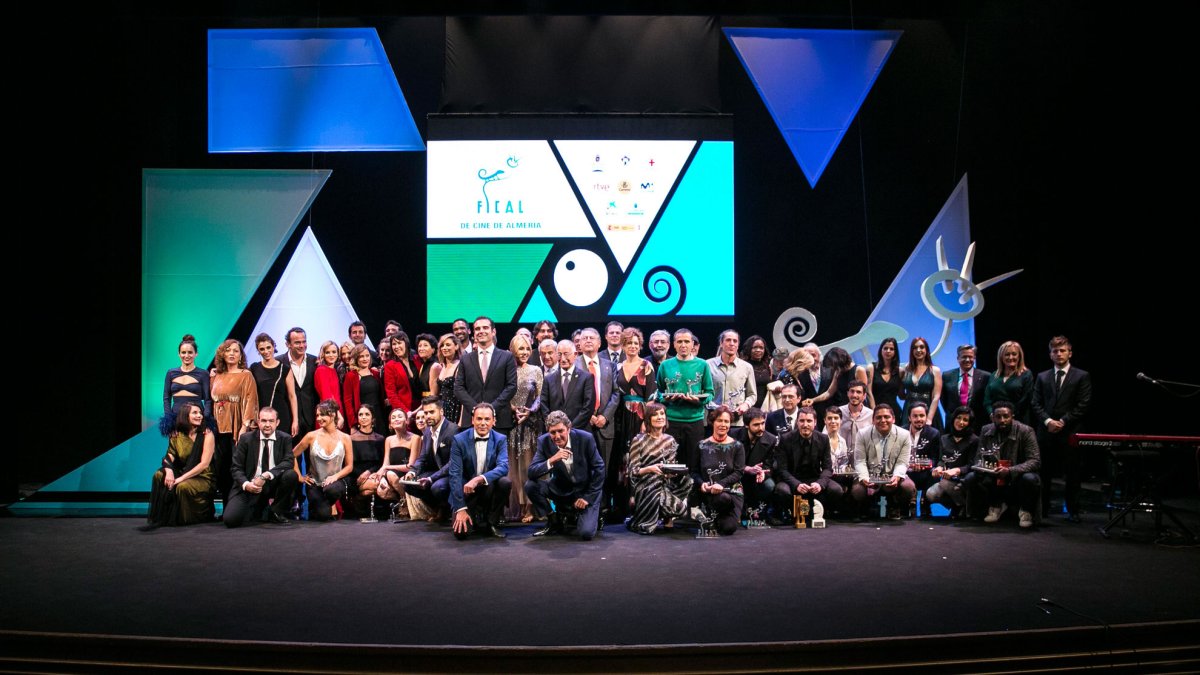 Foto de familia con los ganadores del XVI?Festival Internacional de Cine de Almería tras la gala celebrada anoche en el Maestro Padilla.