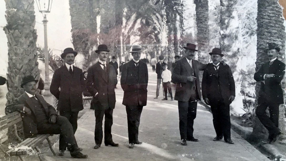 Alfredo Bahlsen, hijo de don Carlos, en el centro con sombrero blanco, junto a otros empresarios, en el Parque de Almería, en 1920.