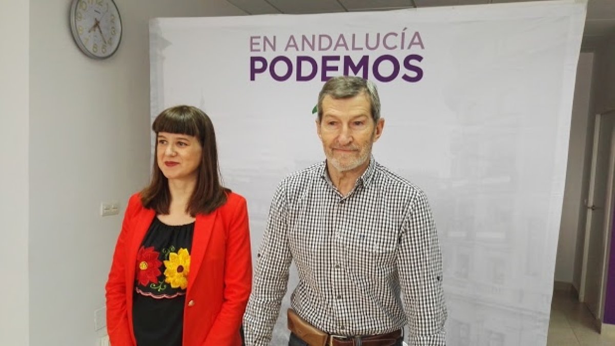 Julio Rodríguez, con la parlamentaria andaluza de Podemos Lucía Ayala, en un acto cuando era candidato por Almería