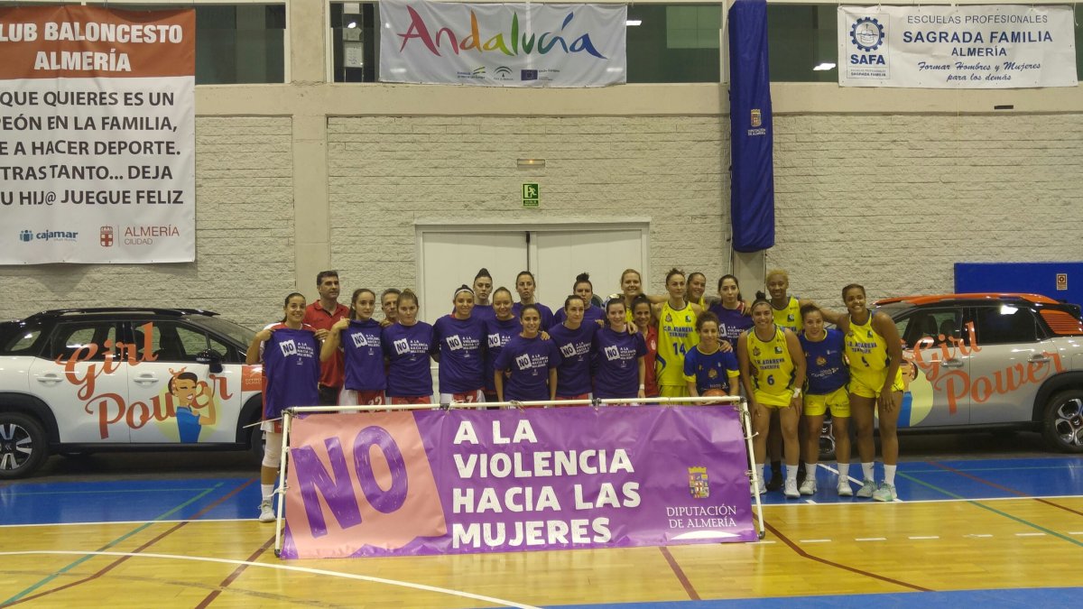 Foto de las dos escuelas CB Almería y autoridades entre dos C3 Aircross.