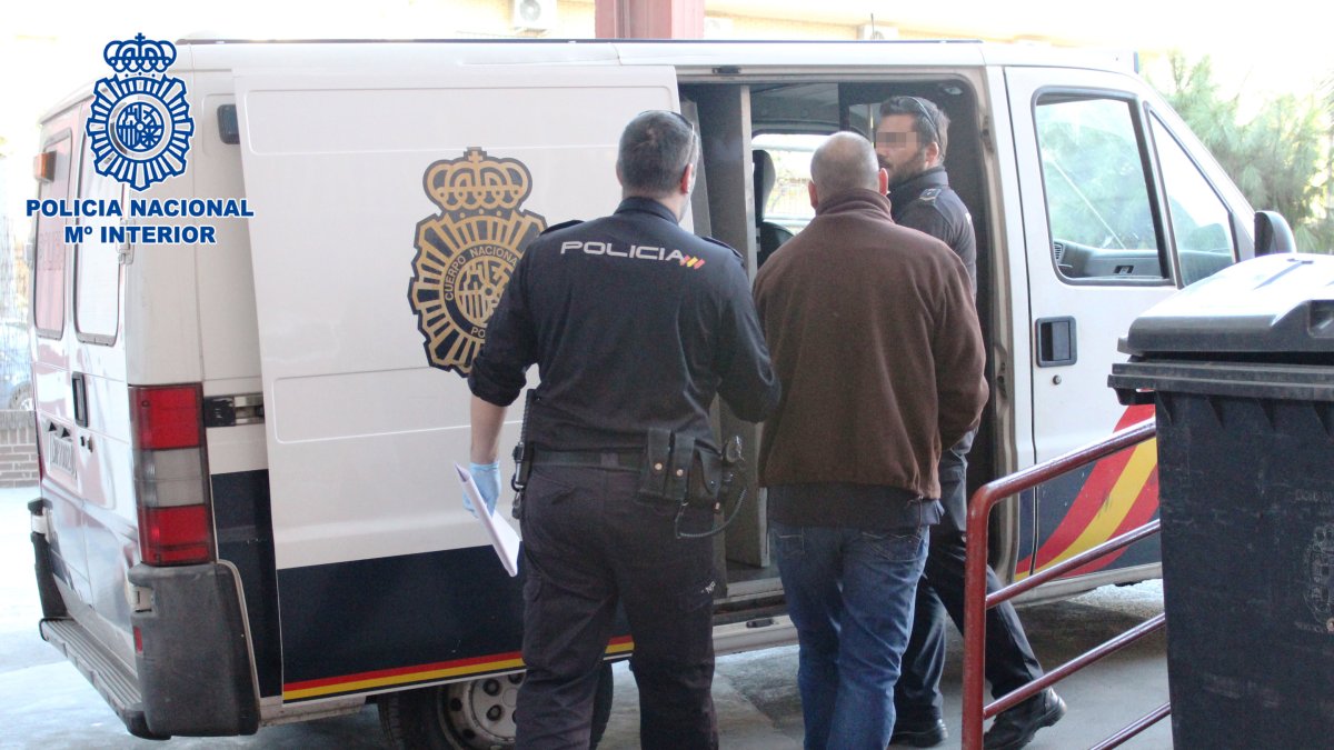 Traslado del detenido desde la Comisaría de Almería