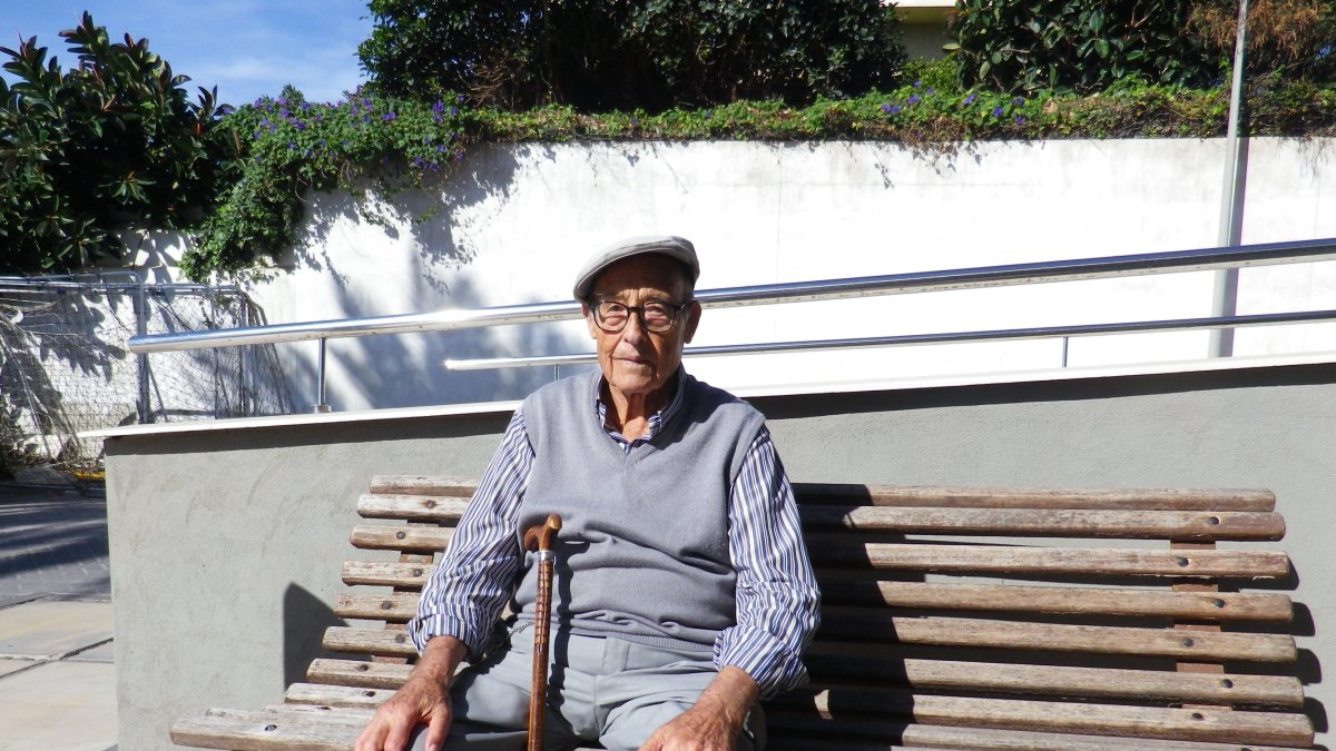 José del Pino Fernández recibió su carné de investigador en la Universidad de Almería a los 73 años