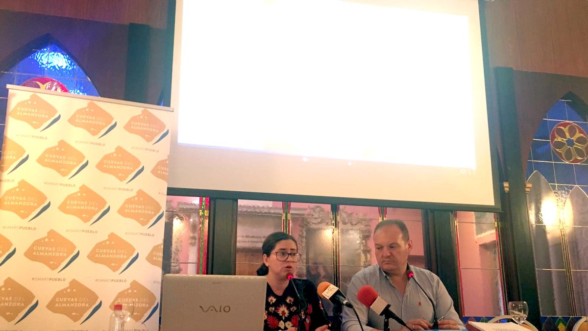 El alcalde de Cuevas, Antonio Fernández, presenta el programa AgroTIC.