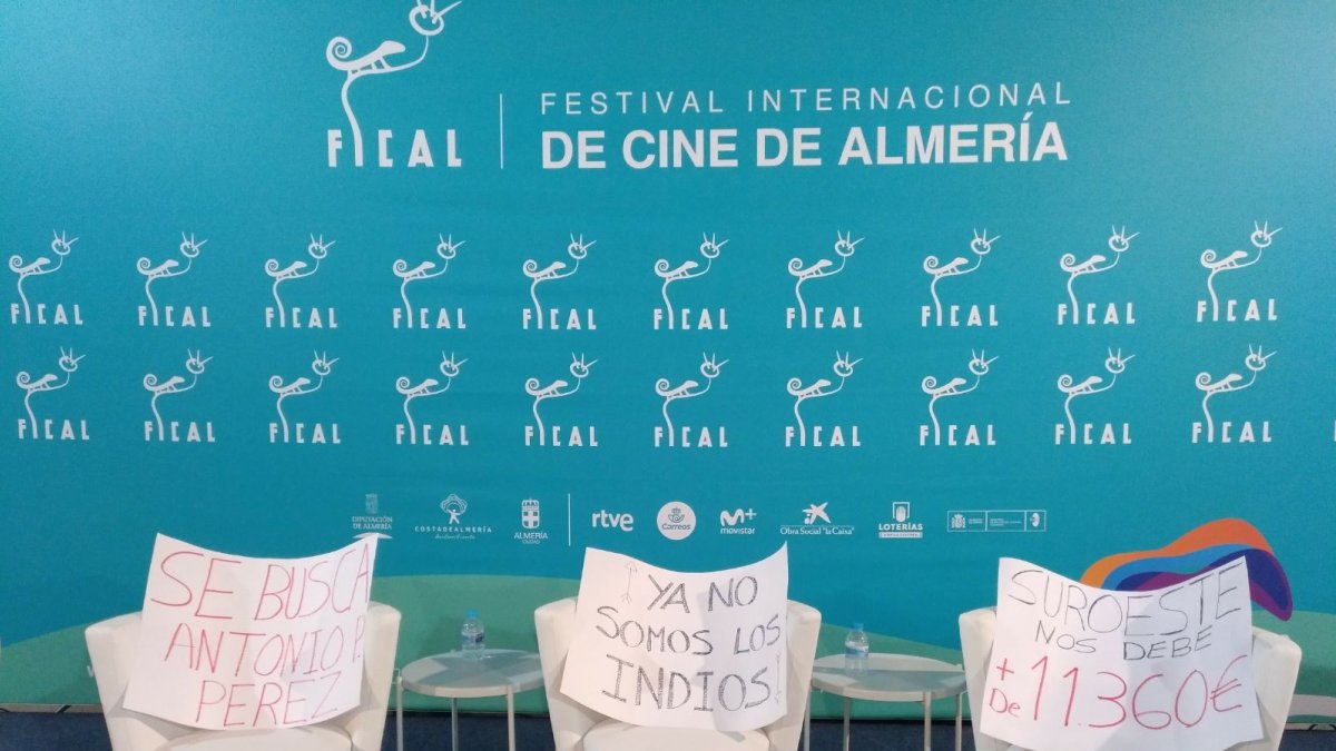 Carteles desplegados por un grupo de profesionales almerienses que trabajaron en la película Domino.