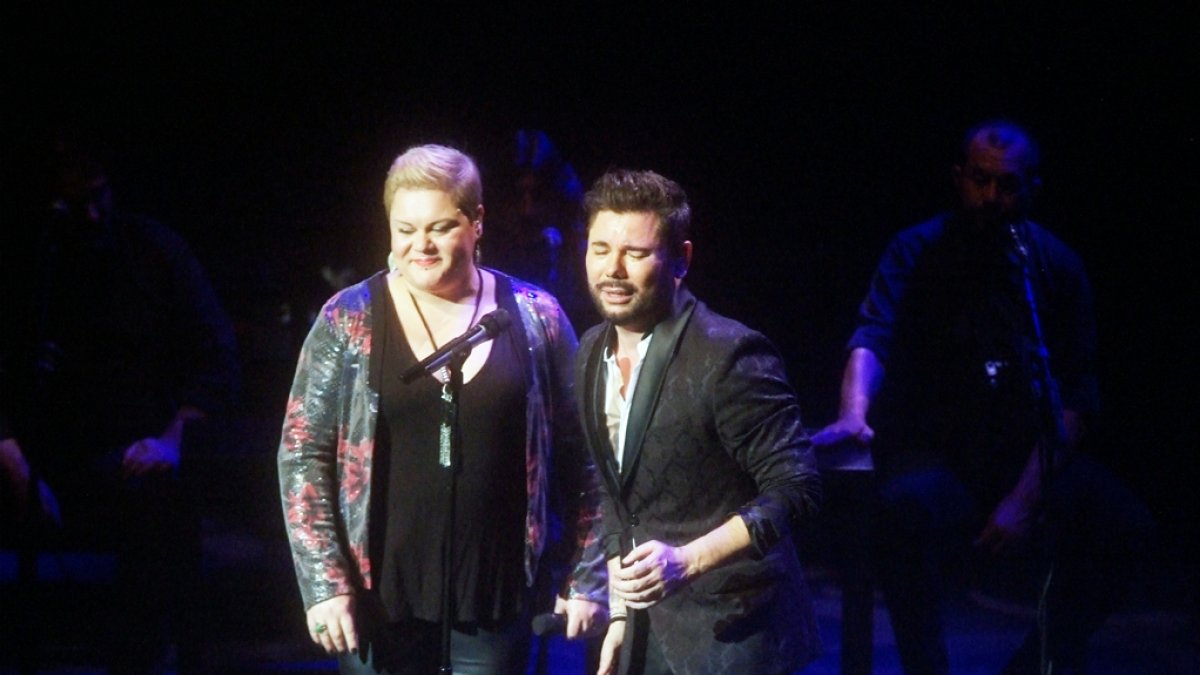Miguel Poveda junto a la almeriense Vanesa, de La Voz.