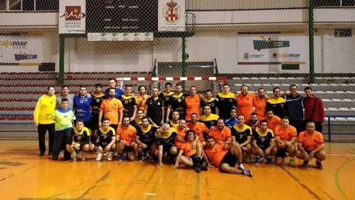 Los dos equipos posan en la pista.