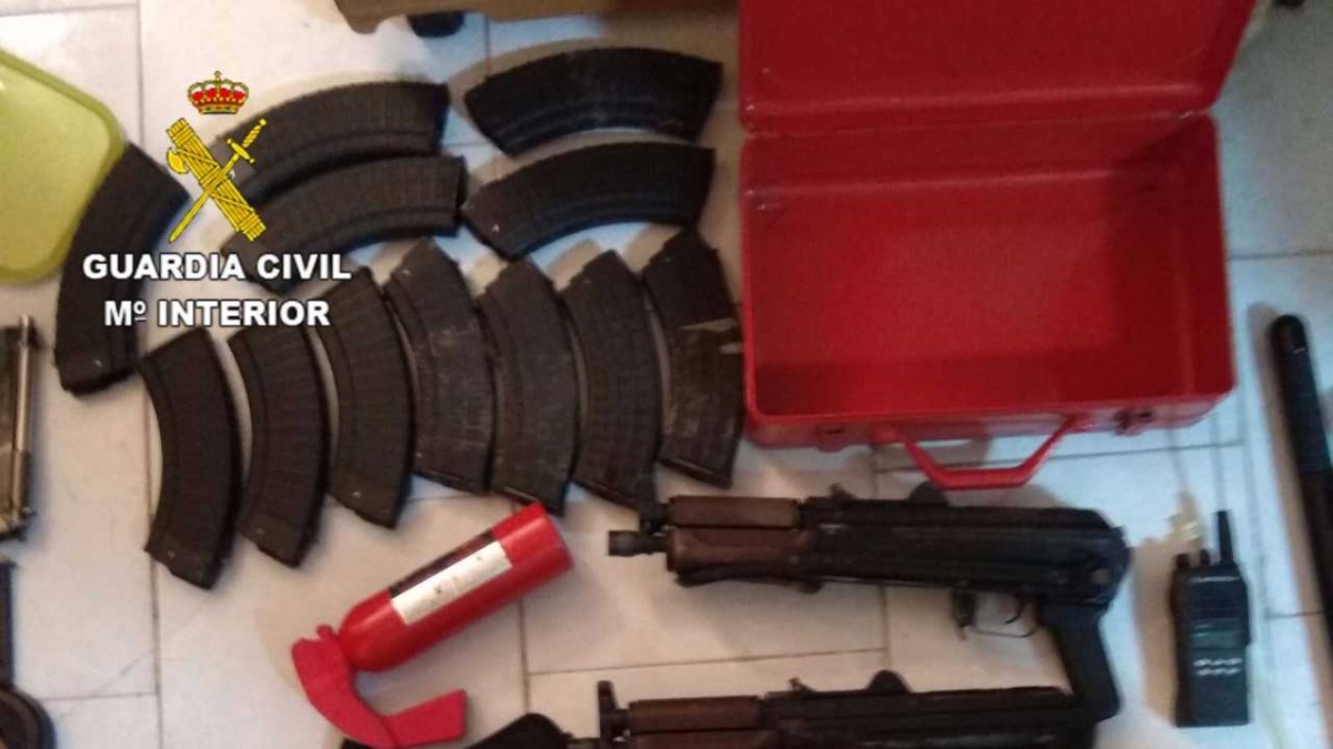 Armas y material intervenido por la Guardia Civil.