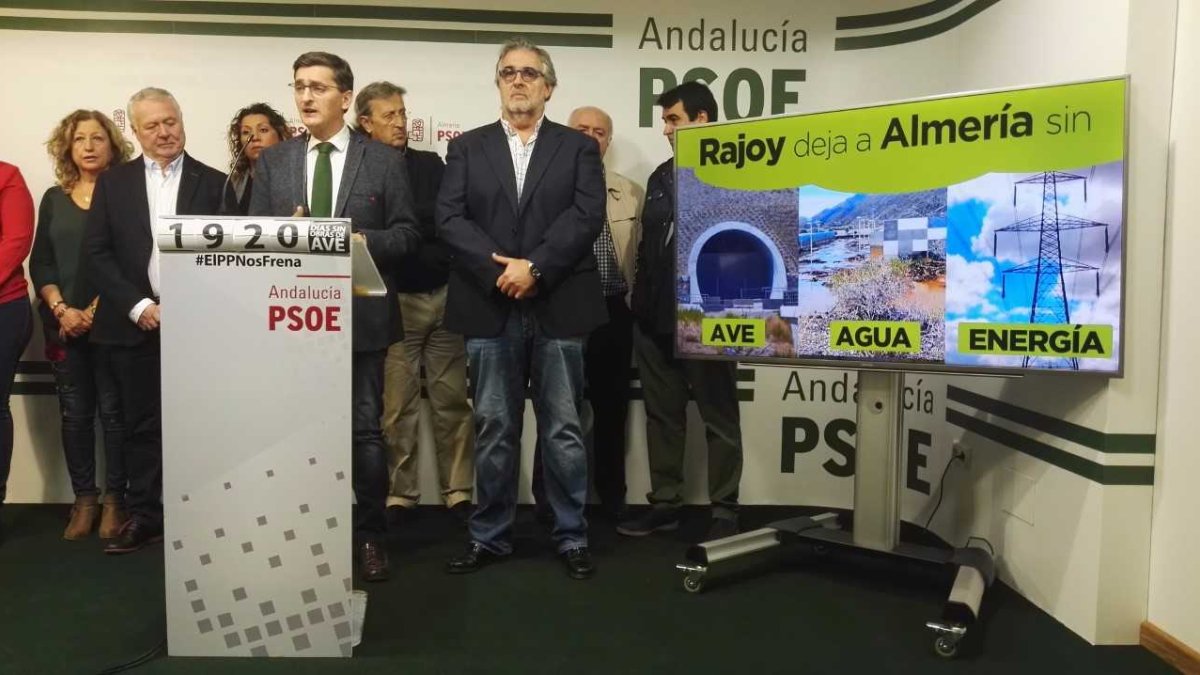 Rueda de prensa del PSOE este lunes junto a representantes de la Mesa del Ferrocarril.