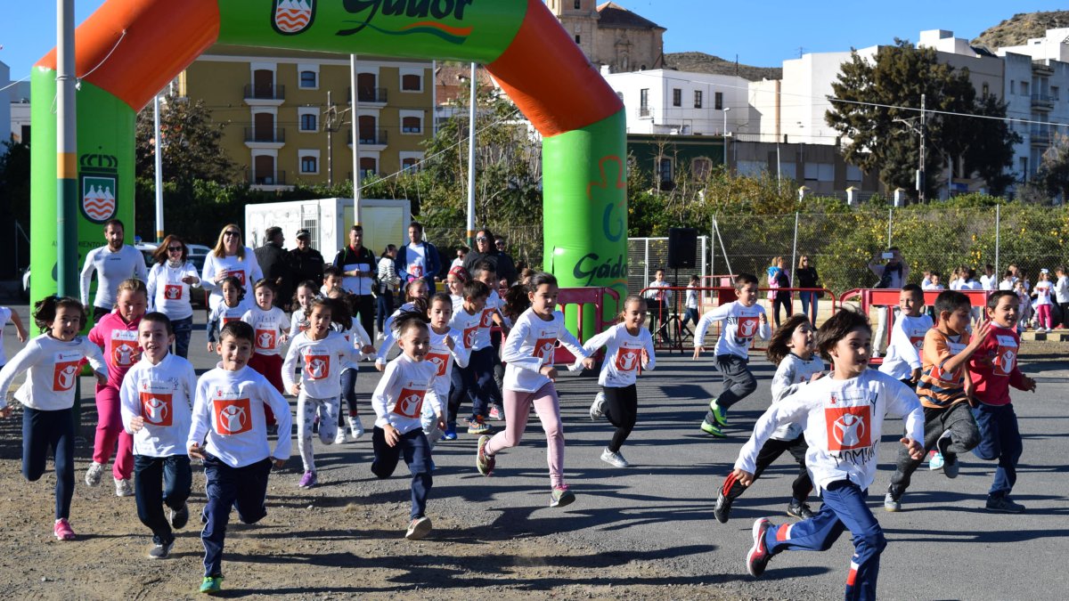 Alrededor de 300 escolares de Gádor han participado en esta carrera solidaria.