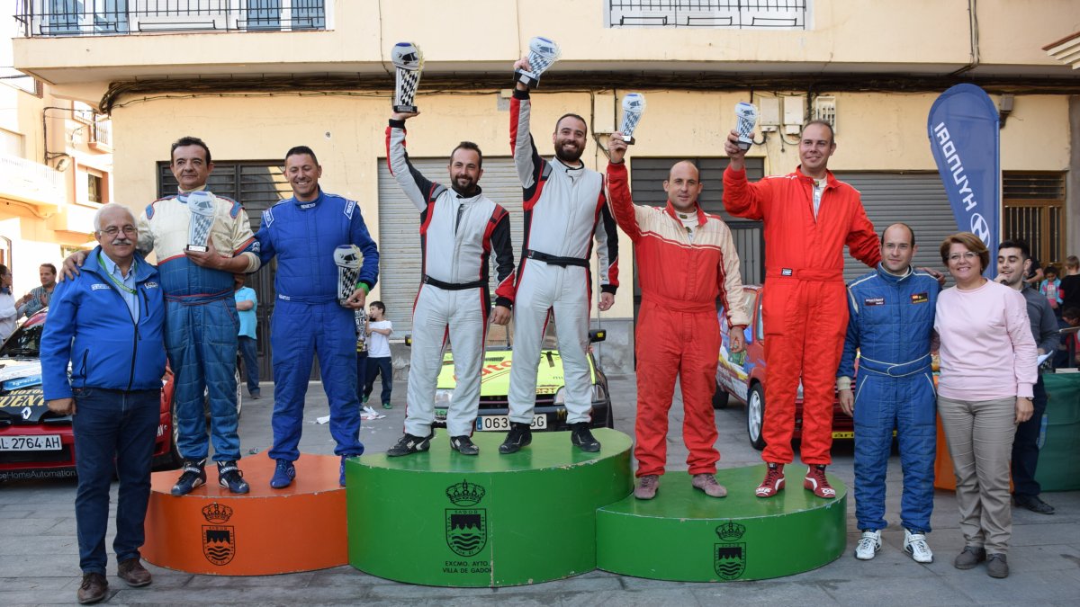 Los campeones de este I Rallycrono Villa de Gádor levantan sus trofeos.
