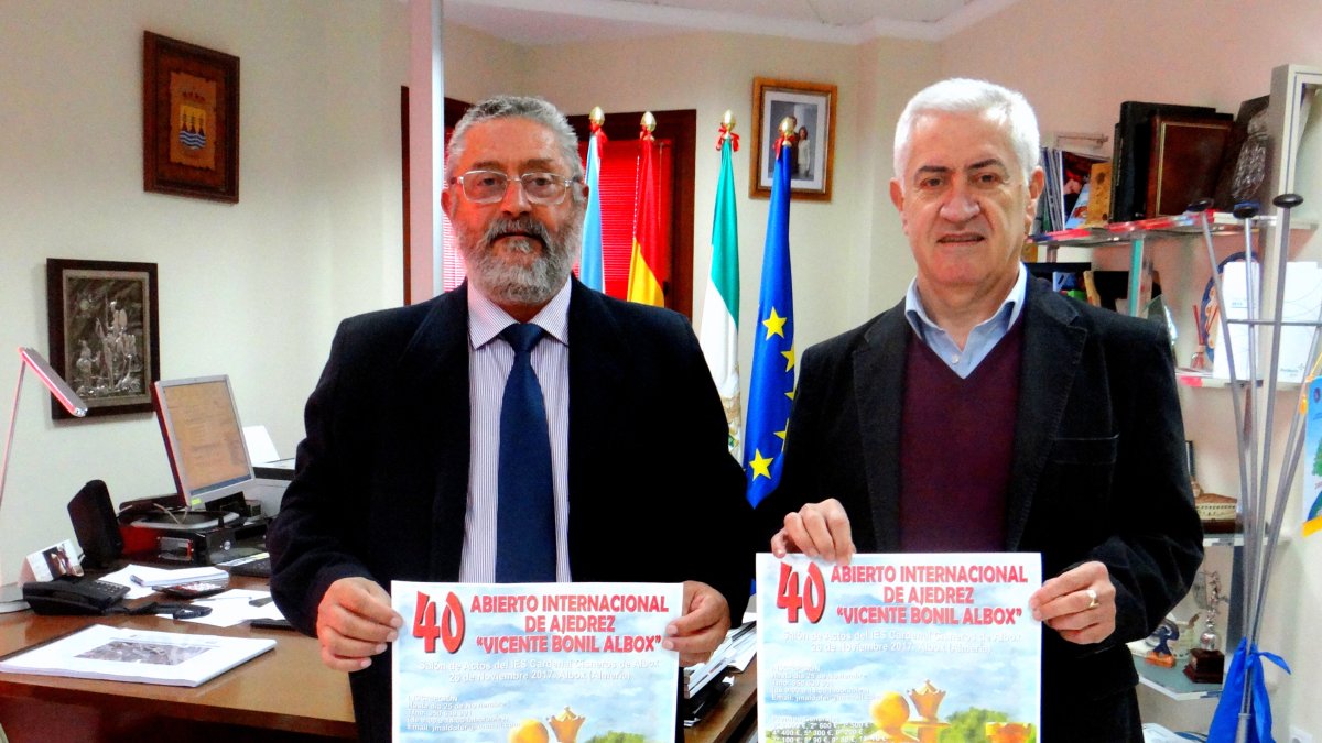 El alcalde y el director del torneo en la presentación del 40 Vicente Bonil de Albox.