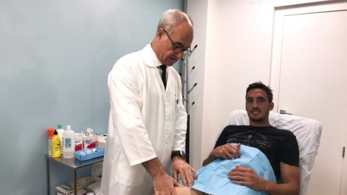 El doctor Ripoll con Pablo Caballero y en la Ripoll y de Prado Sport Clinic.