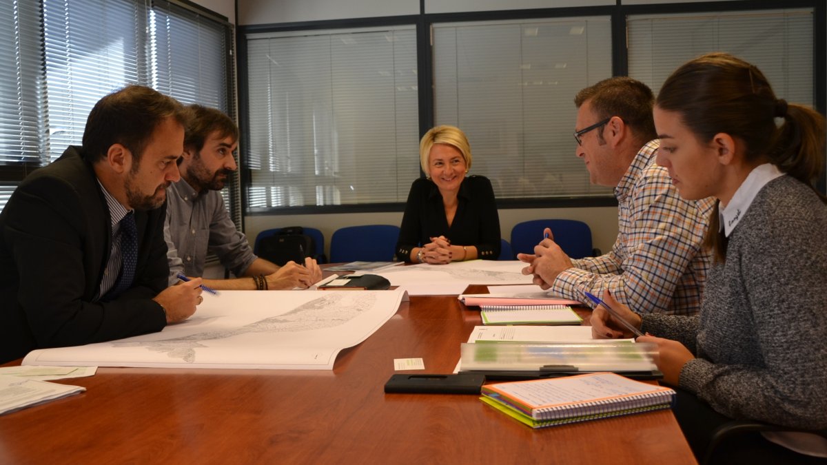 Eloísa Cabrera, concejal de Gestión de la Ciudad, con los técnicos.
