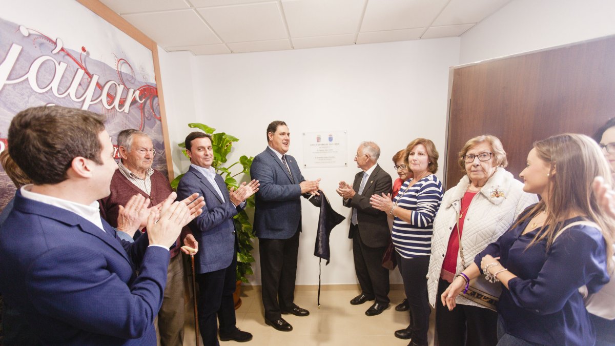 El alcalde de Canjáyar, Francisco Alonso, y Gabriel Amat han inaugurado el centro de día.