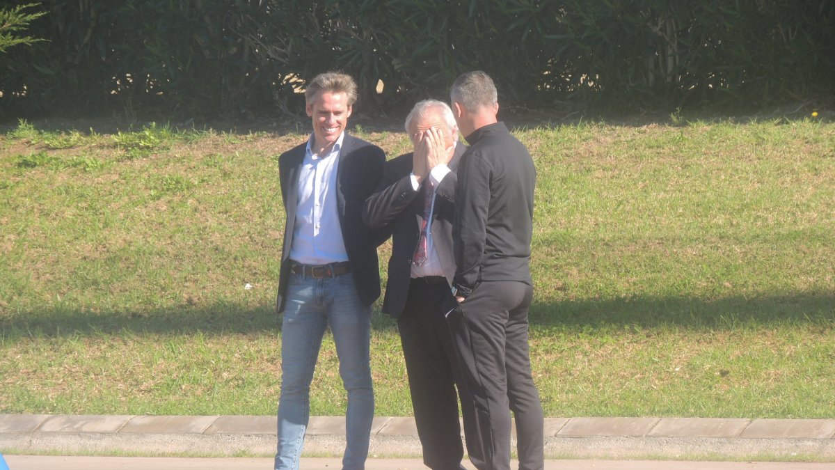 Alfonso sonríe con Lucas y Corona.