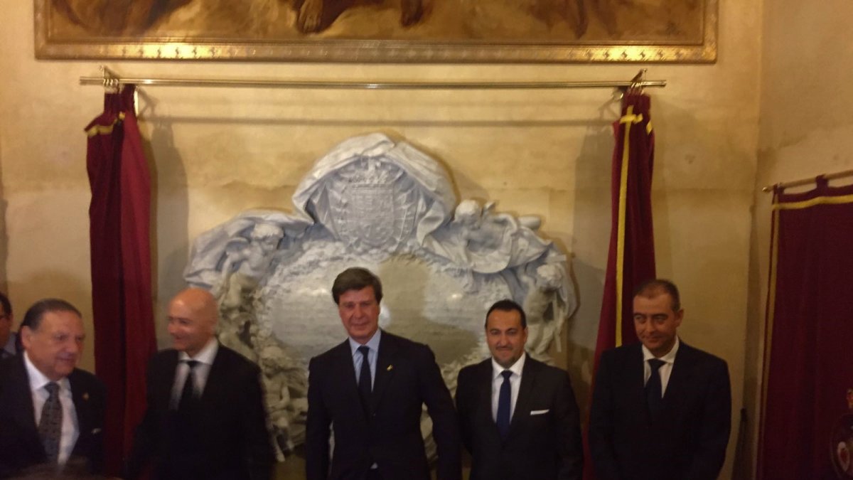 José Moreno, hermano mayor; Diego Martínez Cano, presidente de la Cámara de Comercio y Cuéllar; Cayetano Martínez de Irujo, José A. Navarro Arteaga,