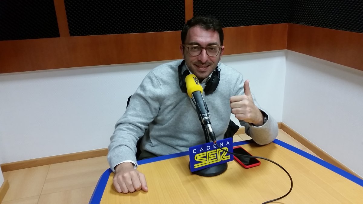 Mevy durante su visita a la redacción de Cadena SER Poniente y La Voz de Almería en  El Ejido.