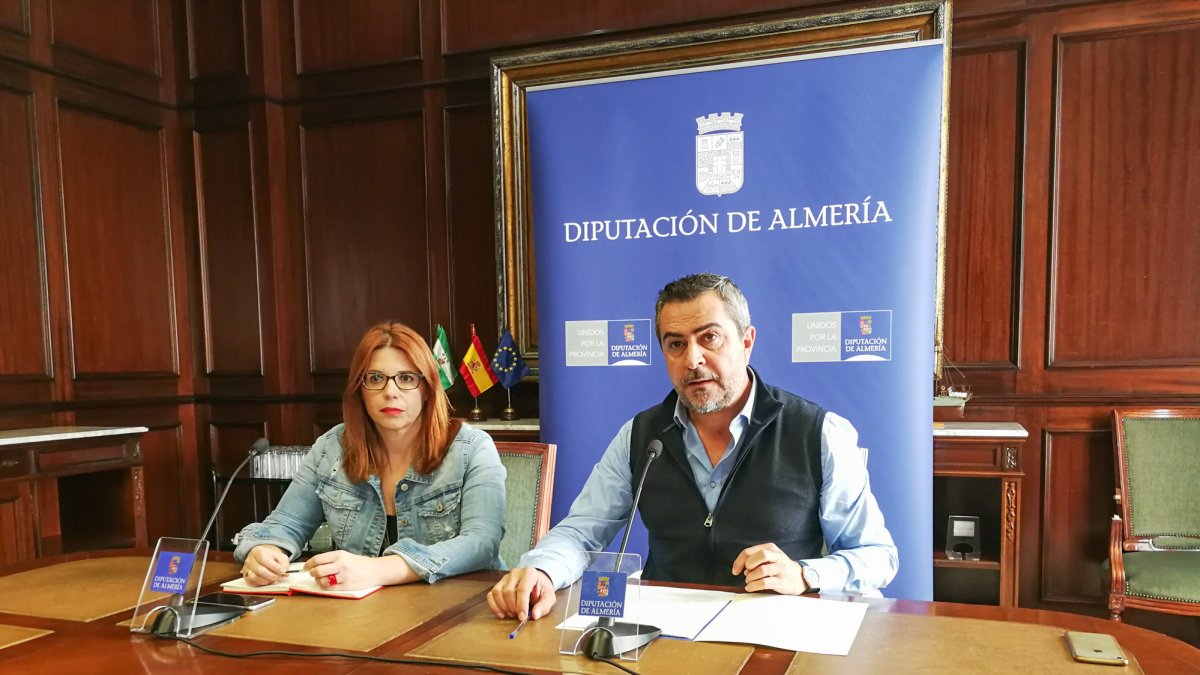 Los diputados socialistas Ángeles Castillo y Juan Antonio Lorenzo.