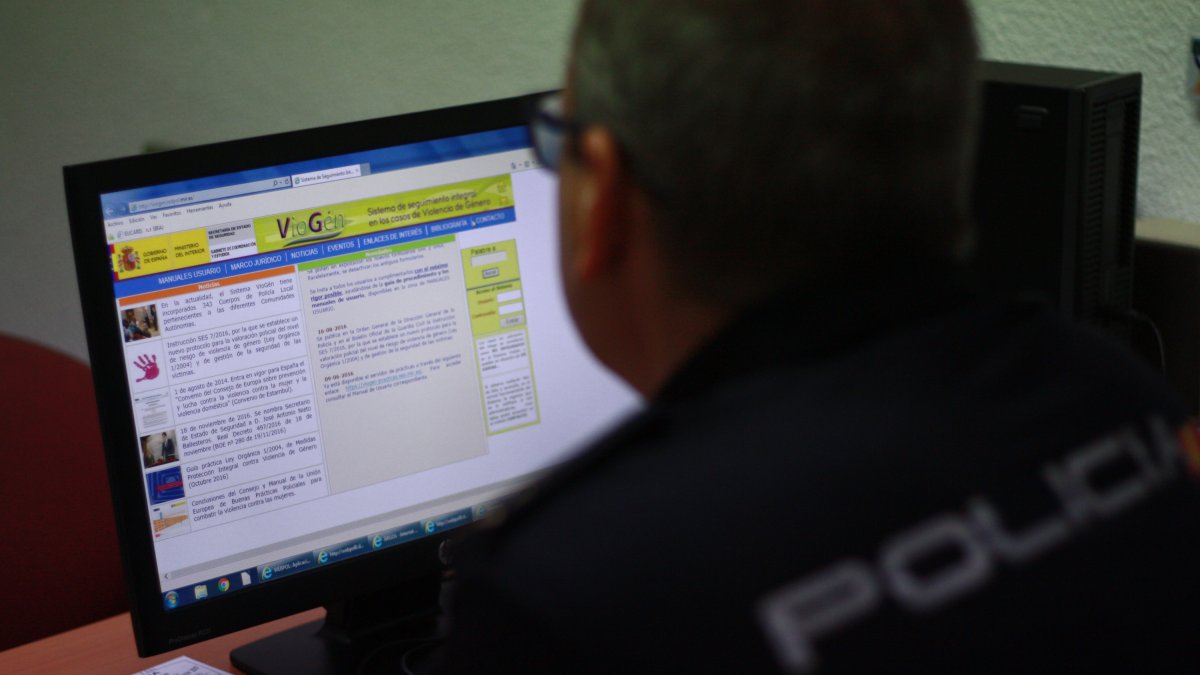El inspector jefe de la UFAM muestra el sistema Viogén