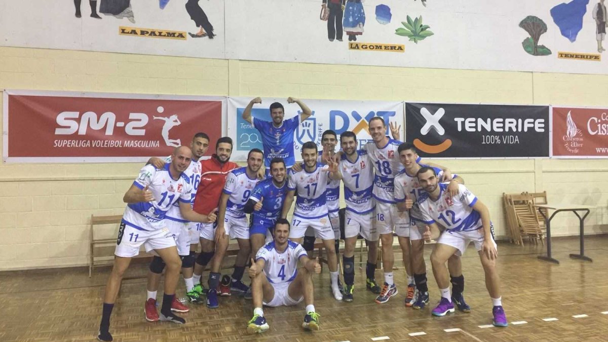 Los chicos del Michelín Mintonette celebrando la victoria.