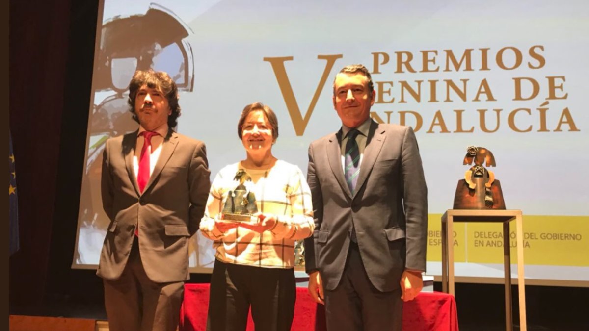 María José Palomino, directora de Adoratrices Esclavas del Santísimo Sacramento de la Caridad, con el premio.