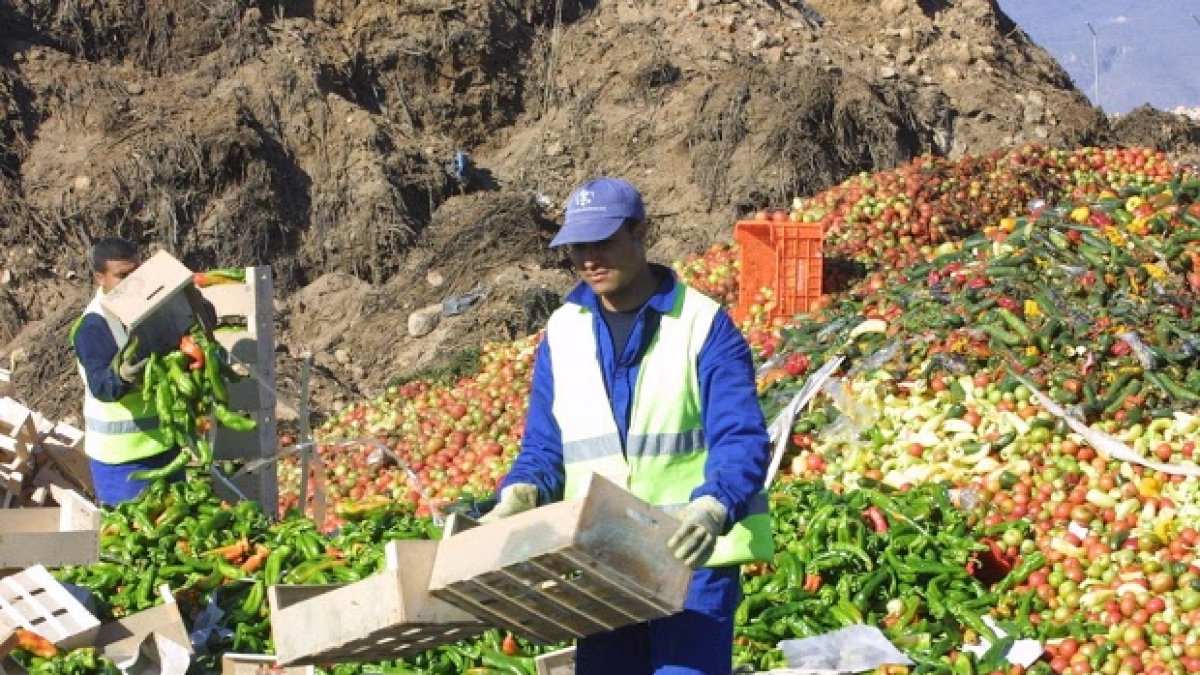 Agricultores arrojan mercancía en protesta por los bajos precios en el año 2014.