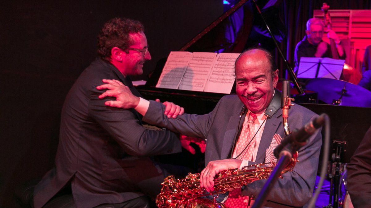 Benny Golson agradece con un gesto de cariño la implicación de Mazuecos en una foto de Eduardo Alías.