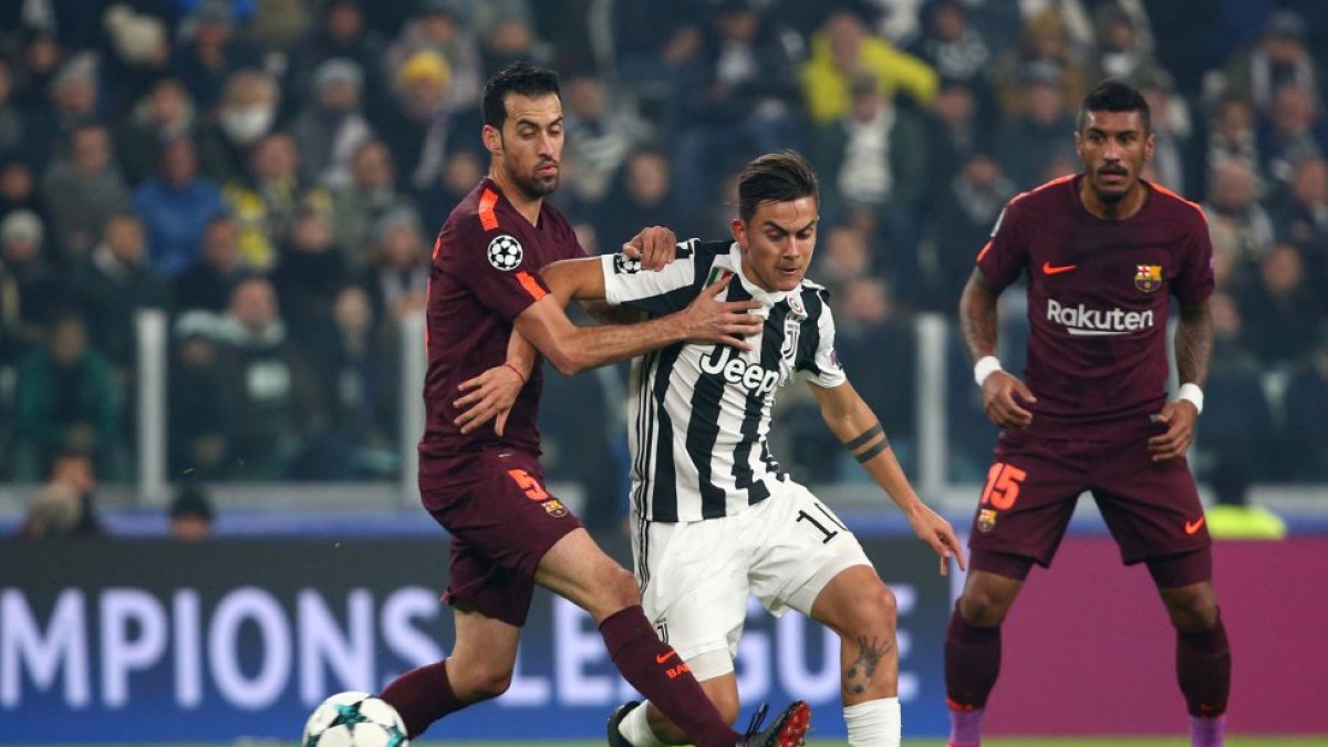 Sergio Busquets presionando a Dybala.