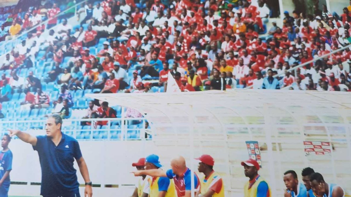 Hicham dirigiendo en el banquillo del Buildcon.