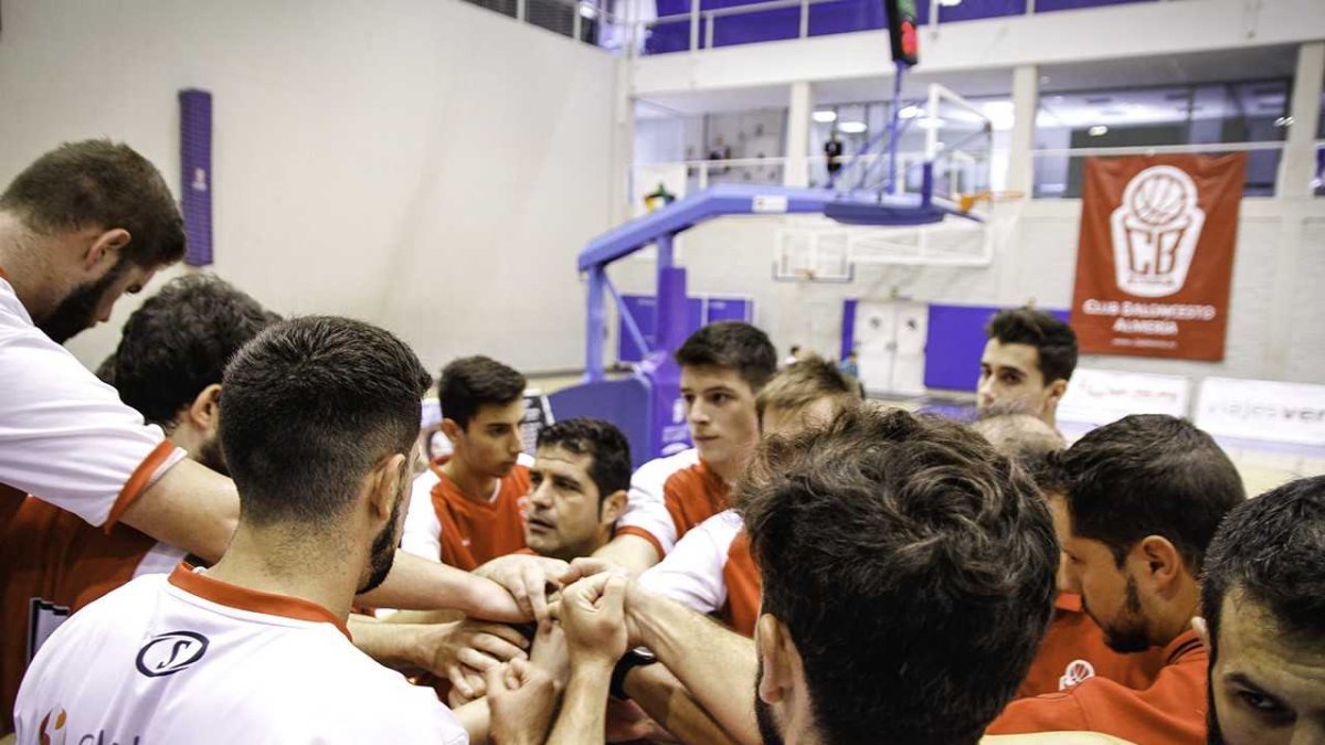 Raúl Fernández dando instrucciones a sus muchachos.