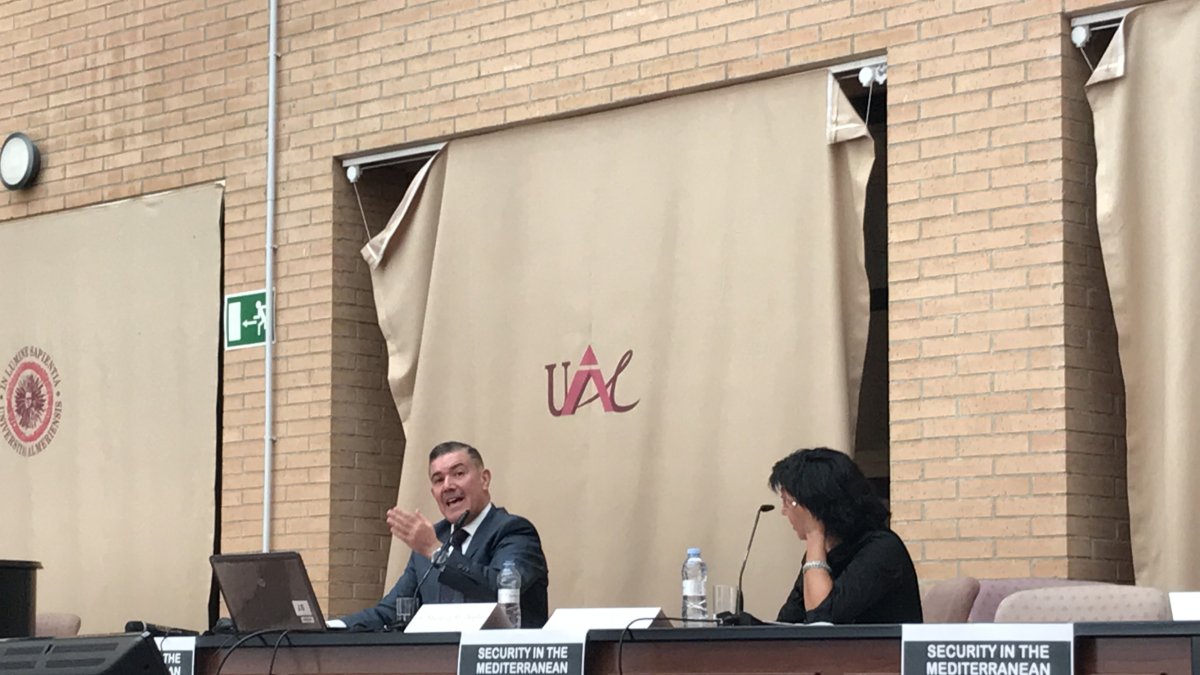 El investigador y exgeneral iraquí Munqith Dagher, durante su intervención junto a la directora del curso, Pilar Rodríguez.