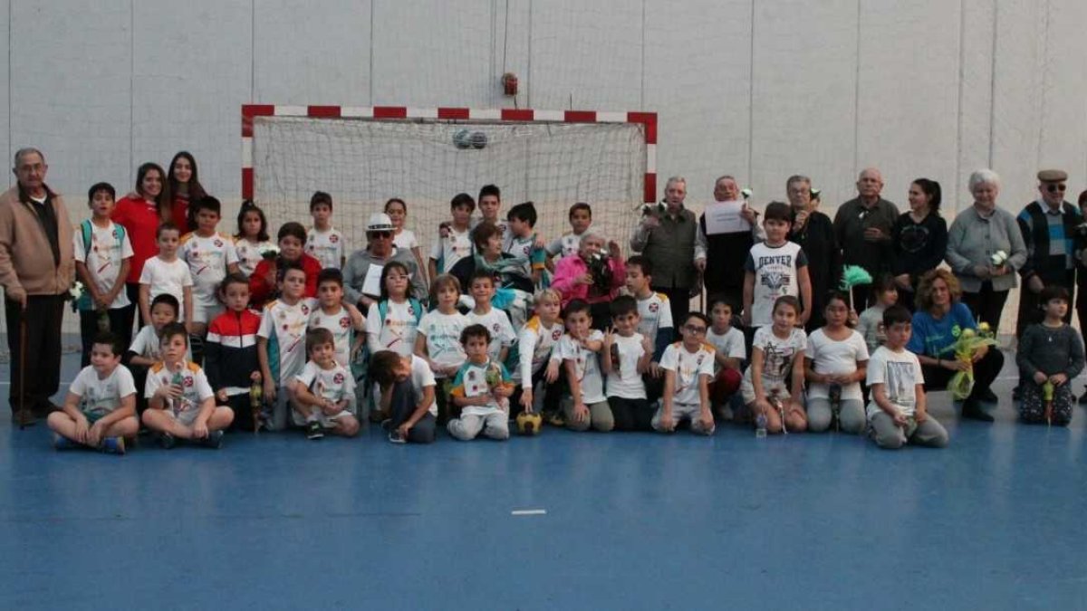 Foto de familia tras la convivencia.