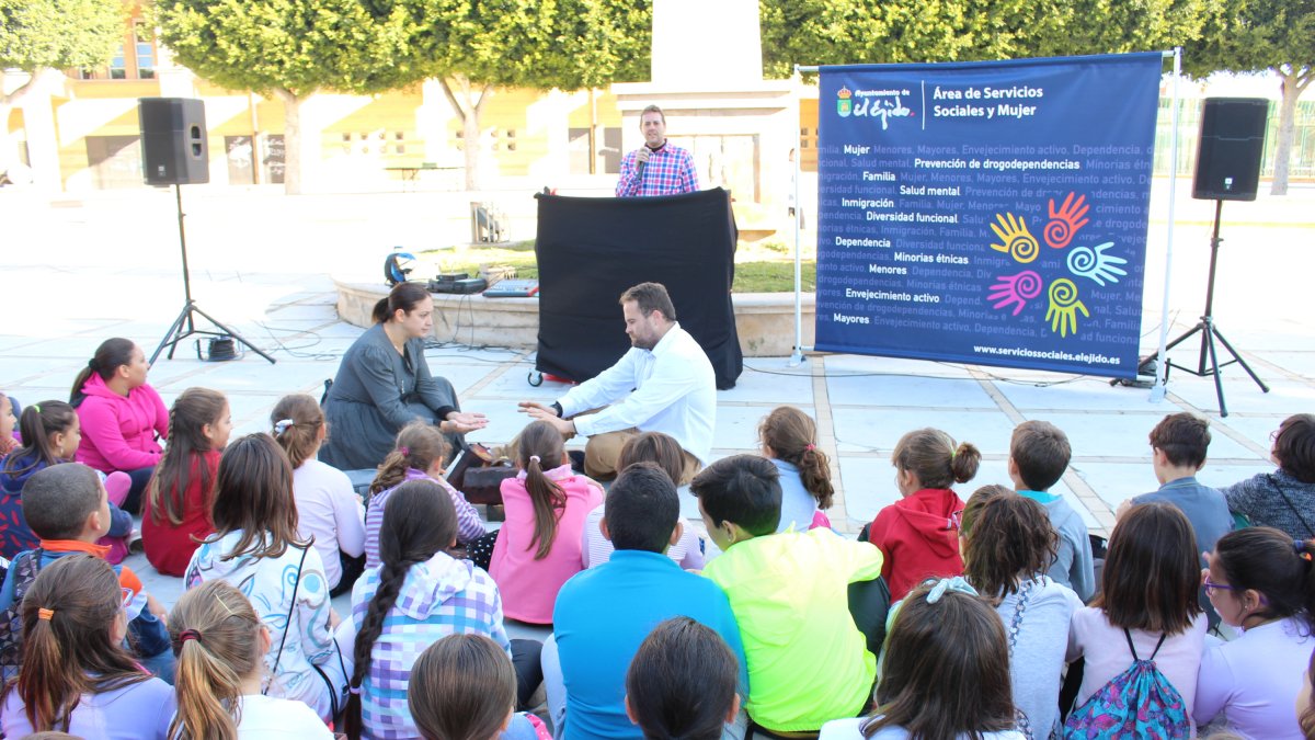 Alumnos de los centros escolares durante la representación teatral