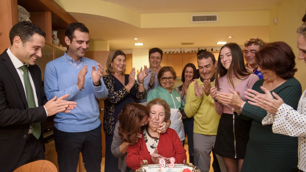 Presentación Hernández recibe el cariño de su familia el día de su cumpleaños.