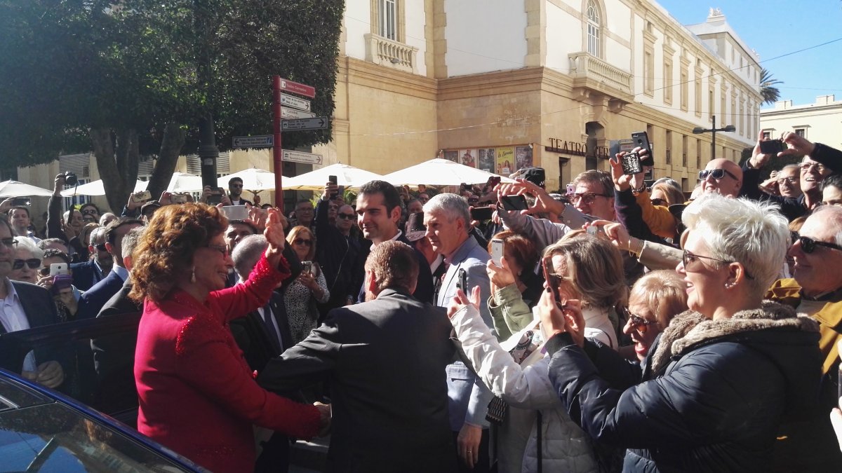 sophia loren saluda a la gente, que le hace fotos con su móvil