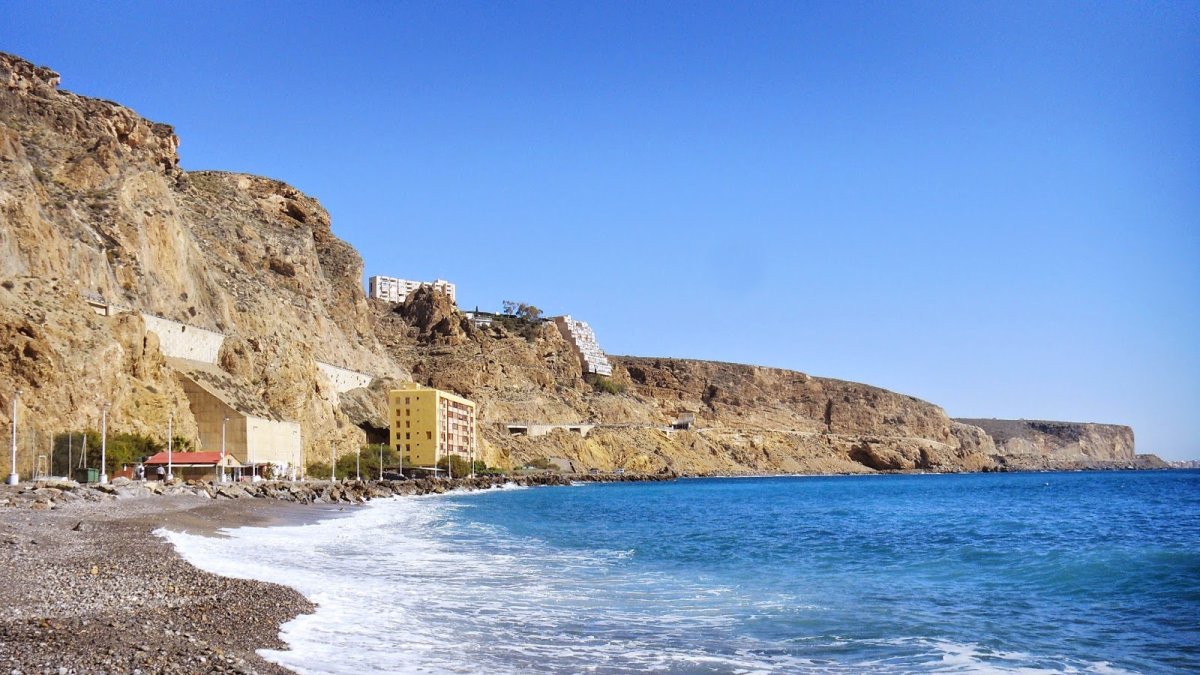 El mar llega hasta el edificio cuando hay temporal.