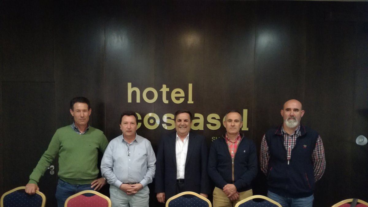 Regantes durante la rueda de prensa de la presentación del Plan de Recuperación del Acuífero.