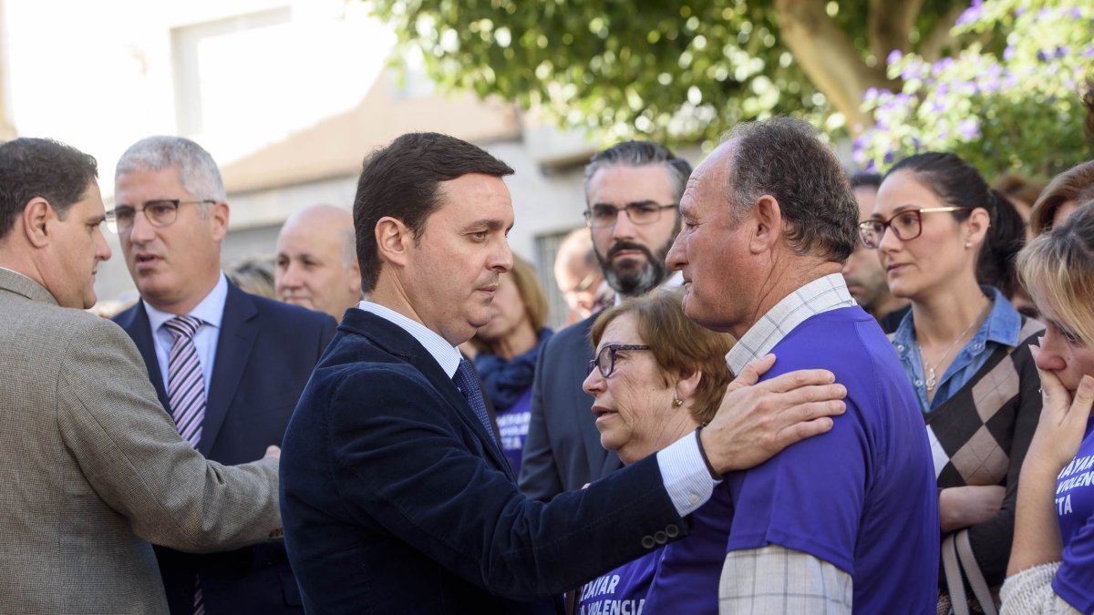 El vicepresidente de Diputación, Javier Aureliano García, da el pésame a los padres de la mujer asesinada.