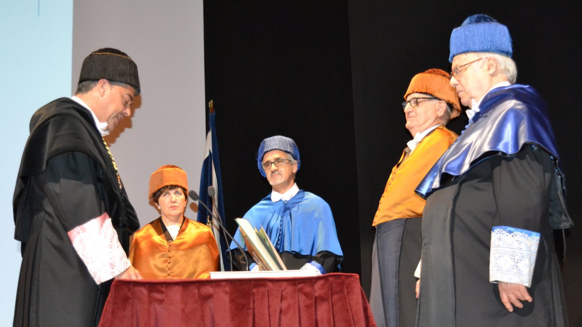Los dos nuevos Doctores Honoris Causa junto al rector, Carmelo Rodríguez.